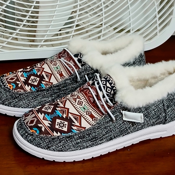 Cozy Women's Patterned Slip-On Shoes - Picture 2 of 5